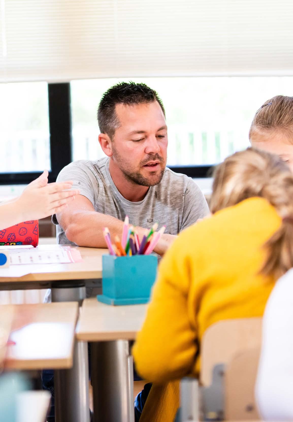 Een leraar begeleidt leerlingen tijdens een les aan de P.C. basisschool De Parkschool in Amersfoort. Een leraar begeleidt leerlingen tijdens een les aan de P.C. basisschool De Parkschool in Amersfoort.