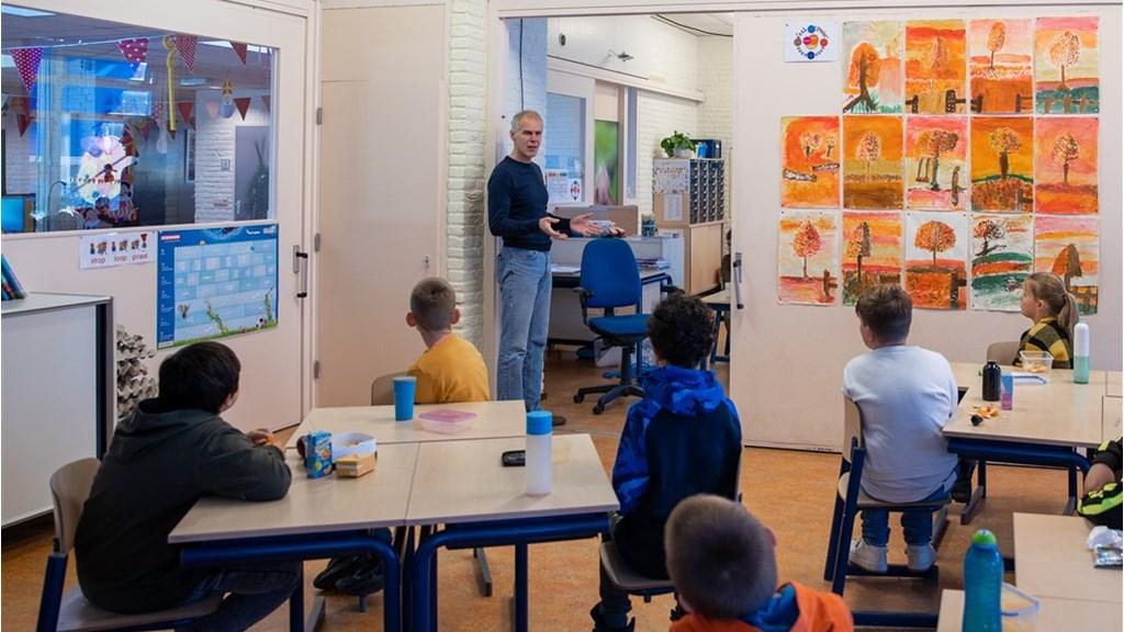 Een leraar geeft les aan leerlingen in de klas van de Katholieke Basisschool de Laarhorst in Arnhem. Een leraar geeft les aan leerlingen in de klas van de Katholieke Basisschool de Laarhorst in Arnhem.