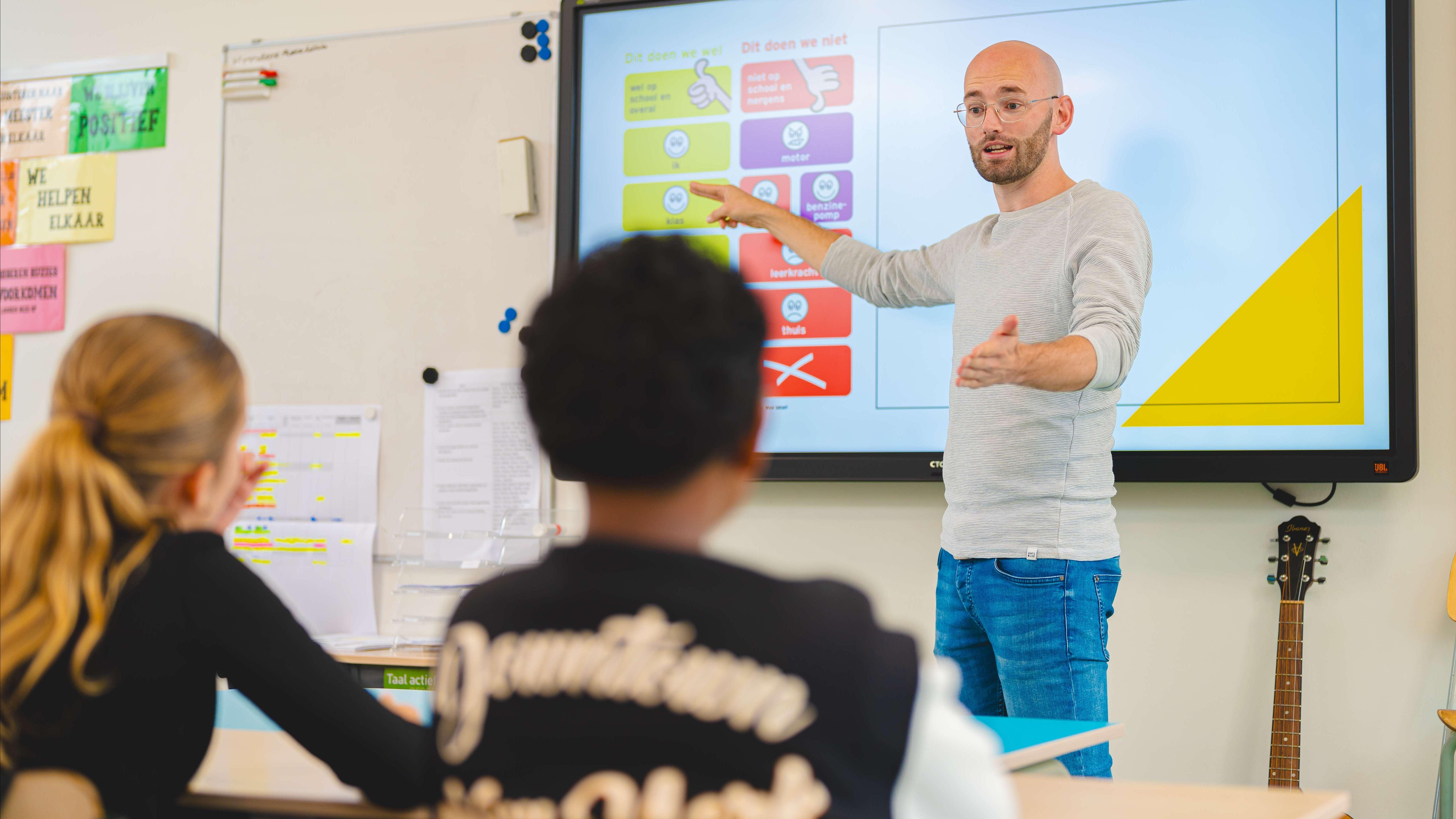 Een leraar geeft uitleg aan studenten in de klas van de Nederlands Hervormde Basisschool Bethel in Waddinxveen. Een leraar geeft uitleg aan studenten in de klas van de Nederlands Hervormde Basisschool Bethel in Waddinxveen.
