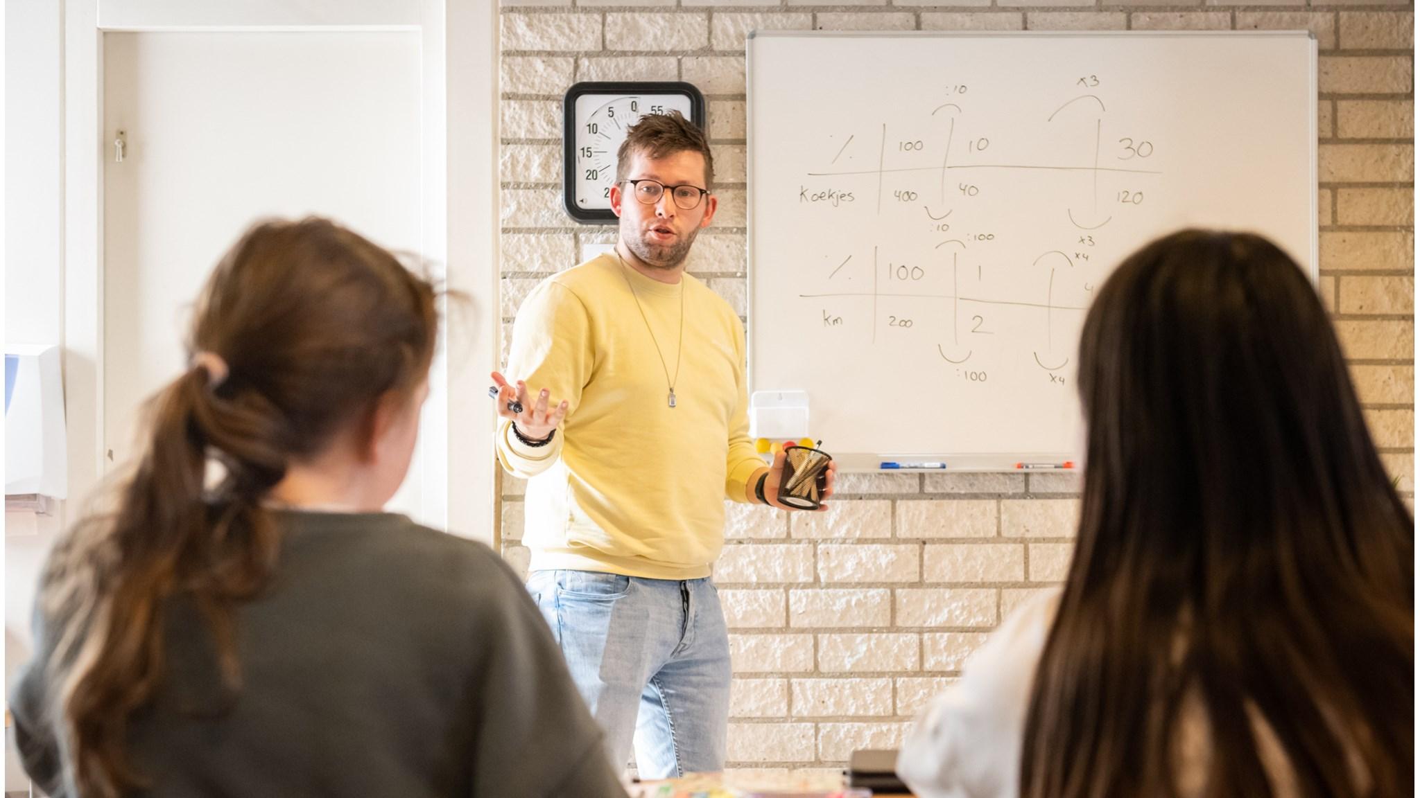 Een leraar geeft uitleg in de klas van Basisschool De Wereldwijzer in Leiden. Een leraar geeft uitleg in de klas van Basisschool De Wereldwijzer in Leiden.