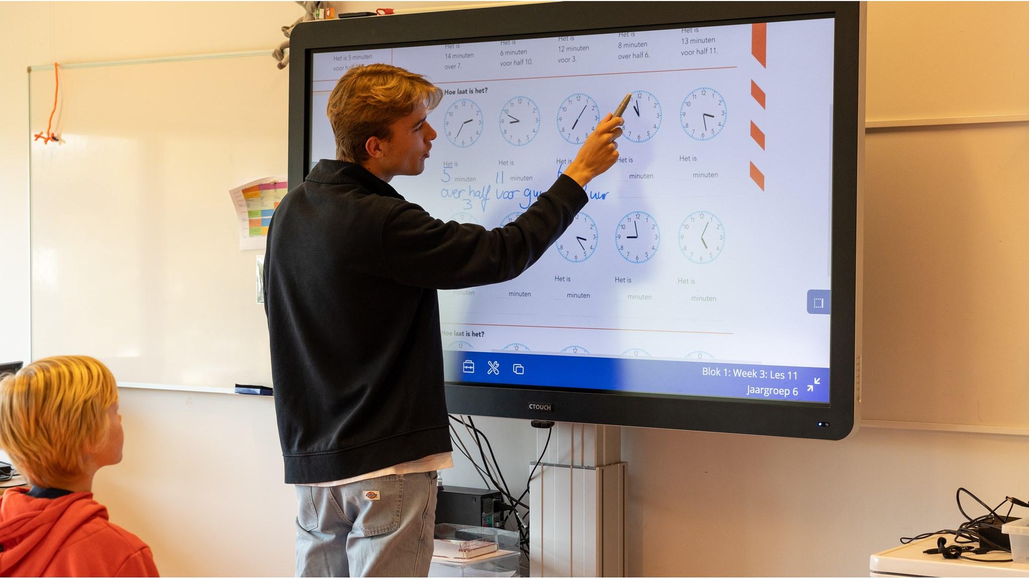 Een leraar legt de tijd uit aan leerlingen op Openbare Basisschool De Twa Fisken in Grou. Een leraar legt de tijd uit aan leerlingen op Openbare Basisschool De Twa Fisken in Grou.
