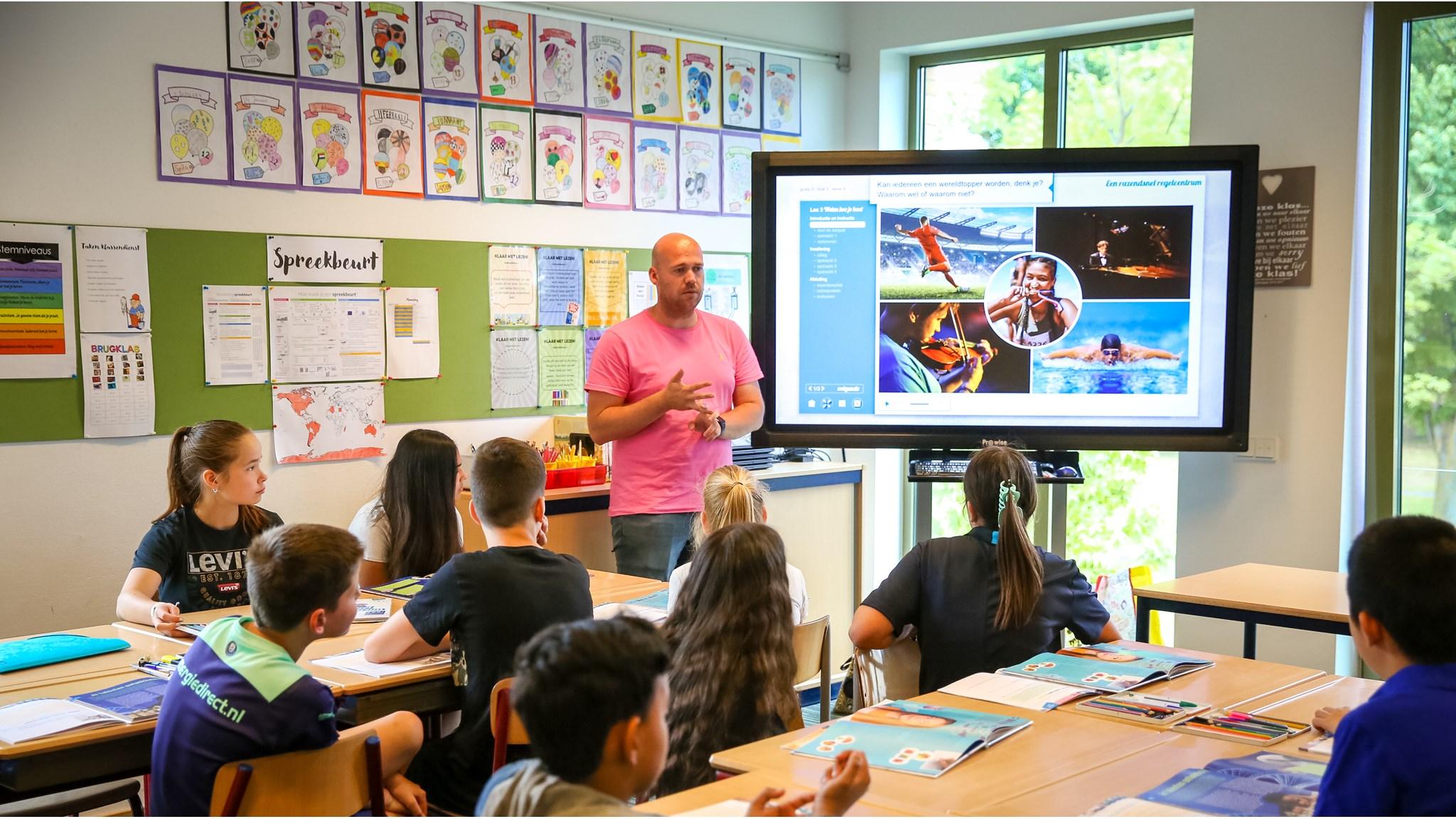 Een leraar legt een presentatie uit aan leerlingen van de Mariaschool in Vinkel (Gem. 's-Hertogenbosch). Een leraar legt een presentatie uit aan leerlingen van de Mariaschool in Vinkel (Gem. 's-Hertogenbosch).