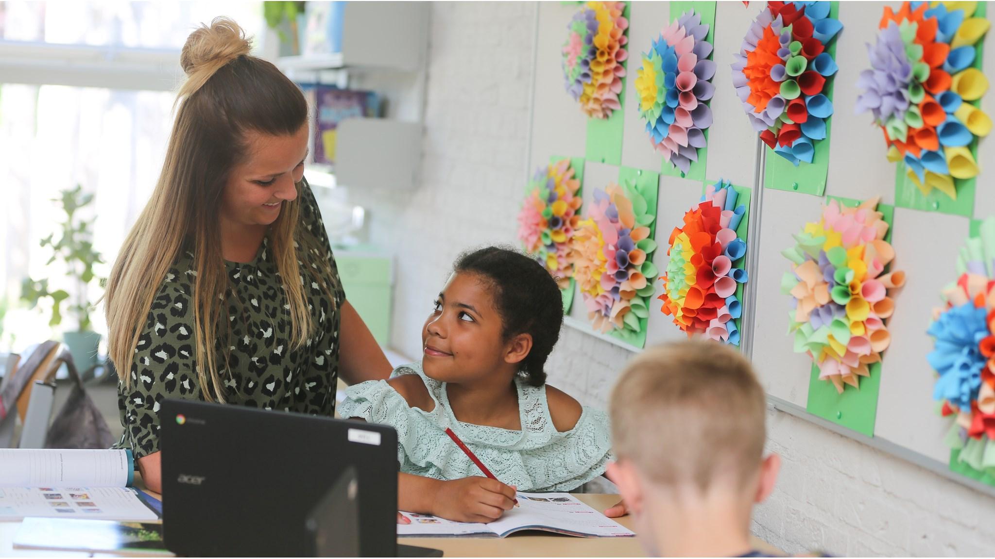 Een lerares begeleidt een leerling in de klas van WSKO Mariaschool in Wateringen. Een lerares begeleidt een leerling in de klas van WSKO Mariaschool in Wateringen.