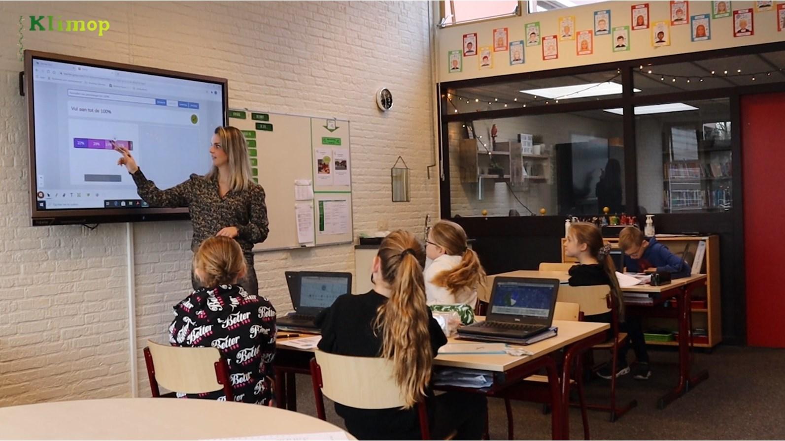Een lerares geeft instructies aan leerlingen in het klaslokaal van Basisschool Klimop in Rijkevoort. Een lerares geeft instructies aan leerlingen in het klaslokaal van Basisschool Klimop in Rijkevoort.