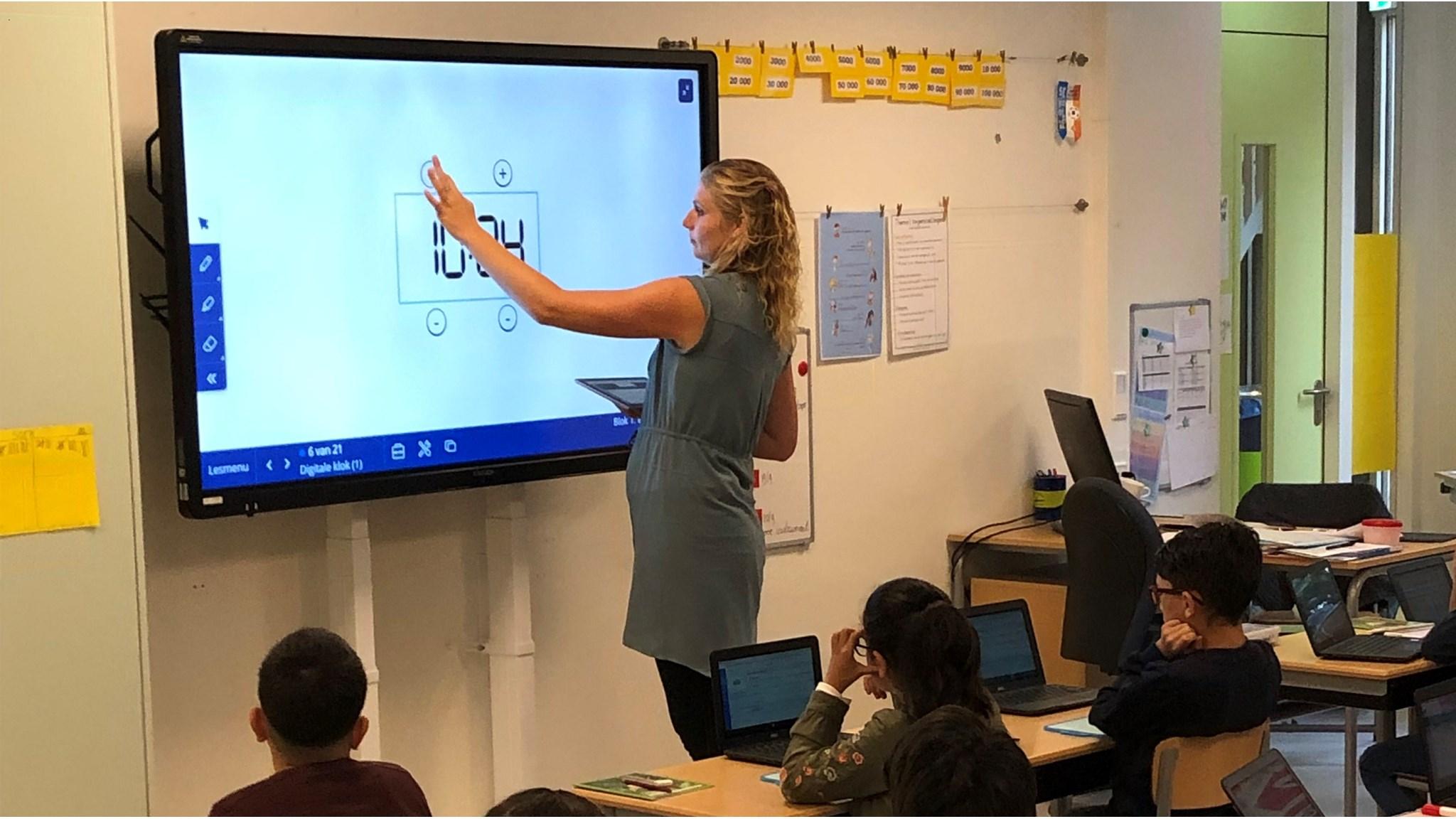 Een lerares geeft les aan basisschool Joannes XXIII in Utrecht met behulp van een digitaal bord. Een lerares geeft les aan basisschool Joannes XXIII in Utrecht met behulp van een digitaal bord.