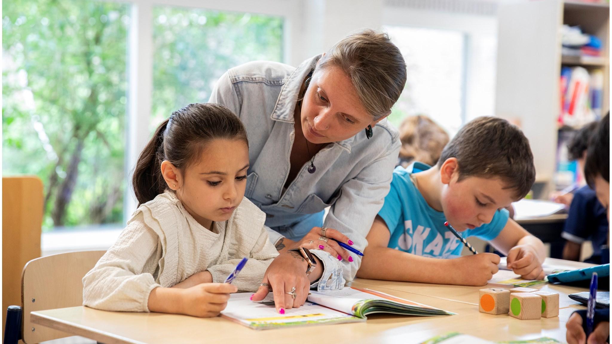 Een lerares helpt leerlingen met hun studie aan OBS Maaspleinschool in Utrecht. Een lerares helpt leerlingen met hun studie aan OBS Maaspleinschool in Utrecht.