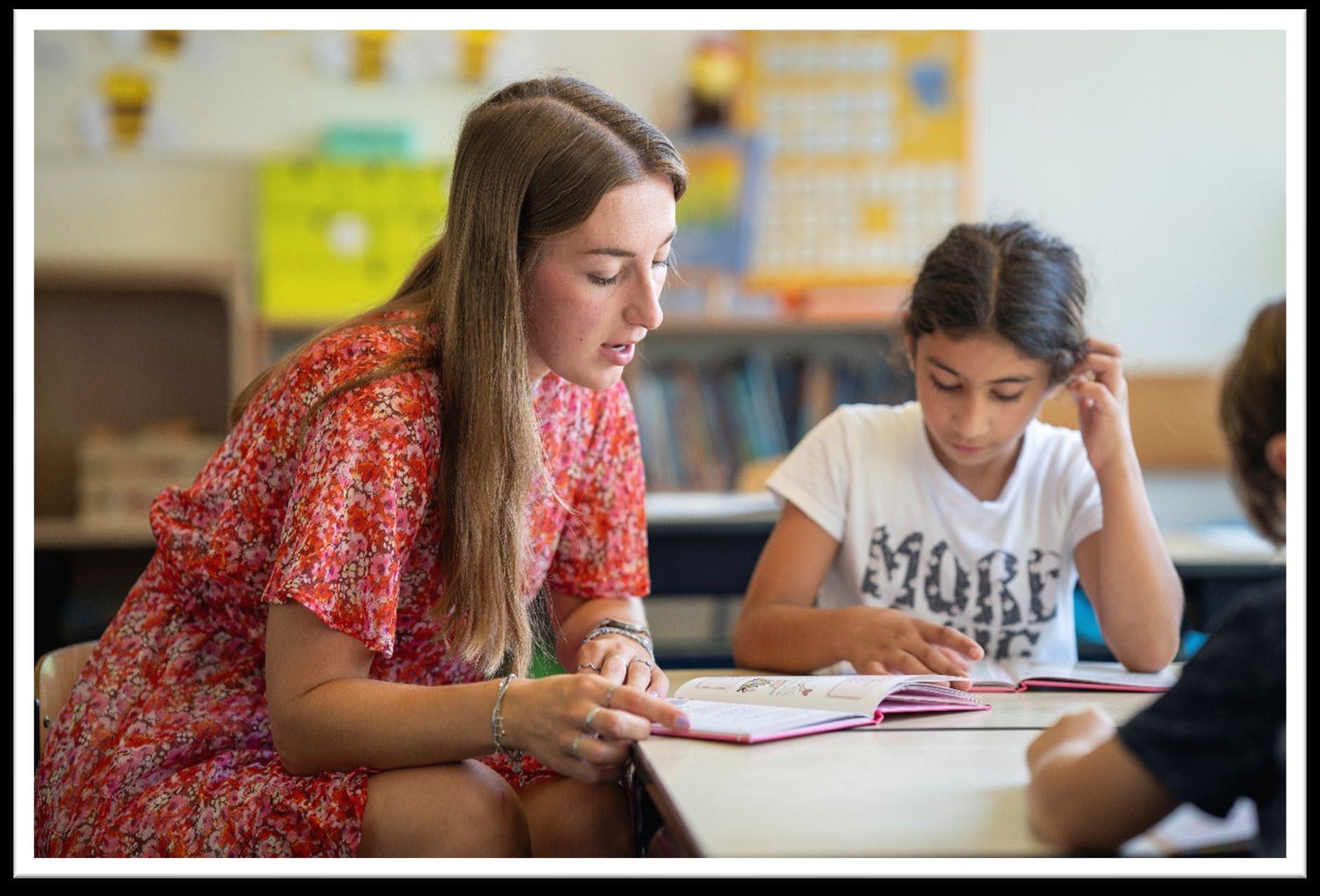 Een lerares helpt leerlingen met lezen in de klas van Basisschool de Kasteeltuin in Roermond. Een lerares helpt leerlingen met lezen in de klas van Basisschool de Kasteeltuin in Roermond.
