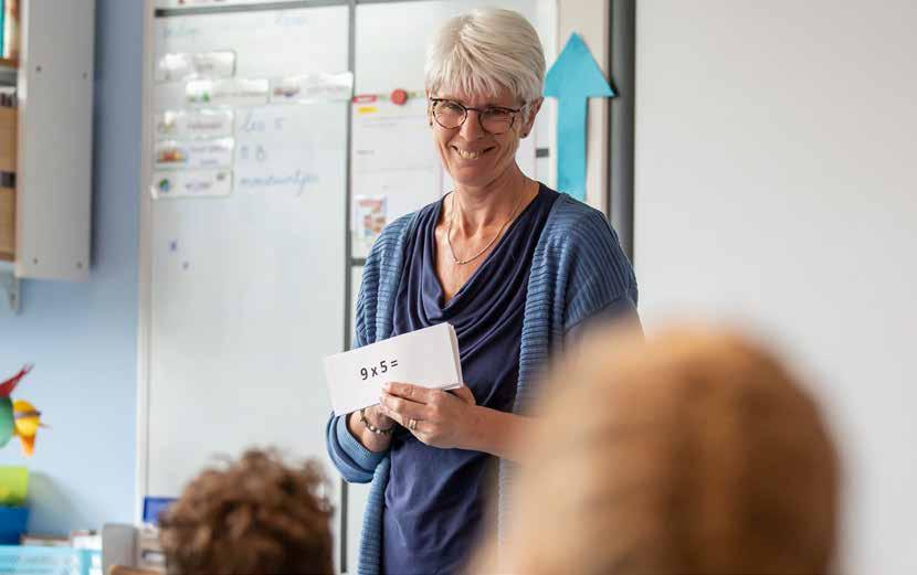 Een lerares houdt een wiskundevraag omhoog tijdens een les op Het Baken I in Veenendaal. Een lerares houdt een wiskundevraag omhoog tijdens een les op Het Baken I in Veenendaal.