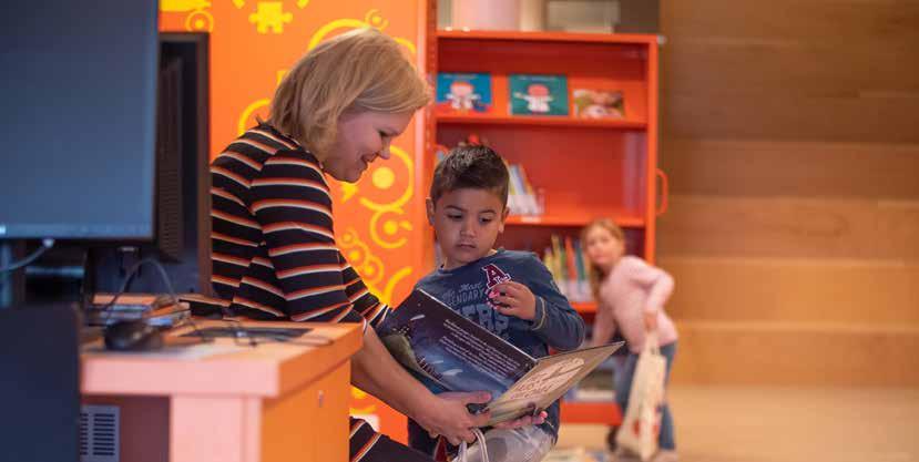 "Een lerares leest samen met een jongen in ATO-kindcentrum De Hoven in Rosmalen." "Een lerares leest samen met een jongen in ATO-kindcentrum De Hoven in Rosmalen."