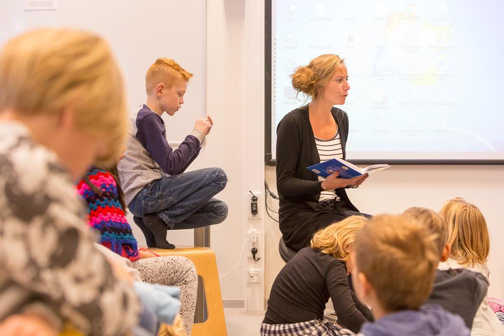 Een lerares leest voor aan een groep kinderen in de Gabriëlschool in Putten. Een lerares leest voor aan een groep kinderen in de Gabriëlschool in Putten.