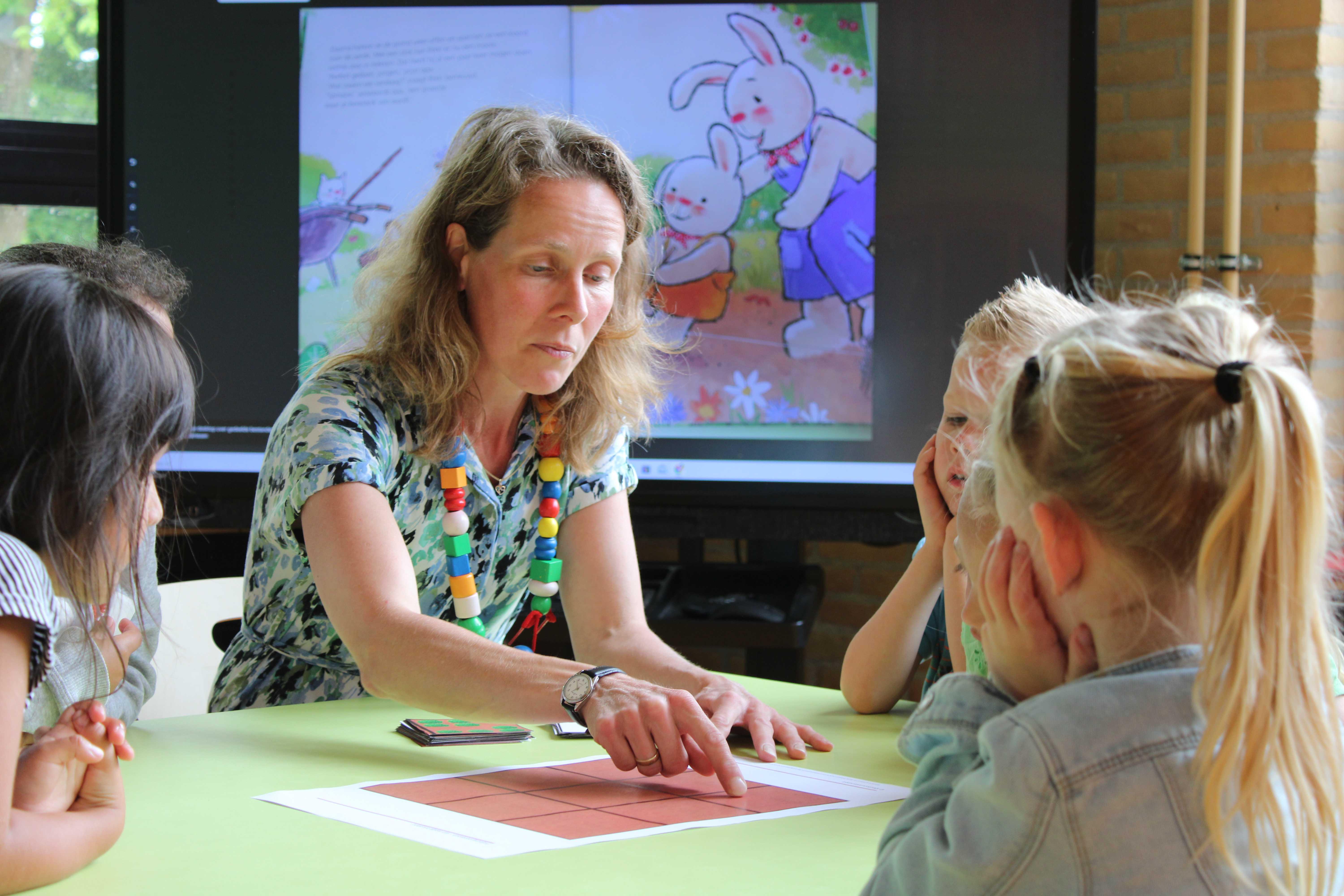 Een lerares legt een activiteit uit aan leerlingen in De Akker in Opmeer. Een lerares legt een activiteit uit aan leerlingen in De Akker in Opmeer.
