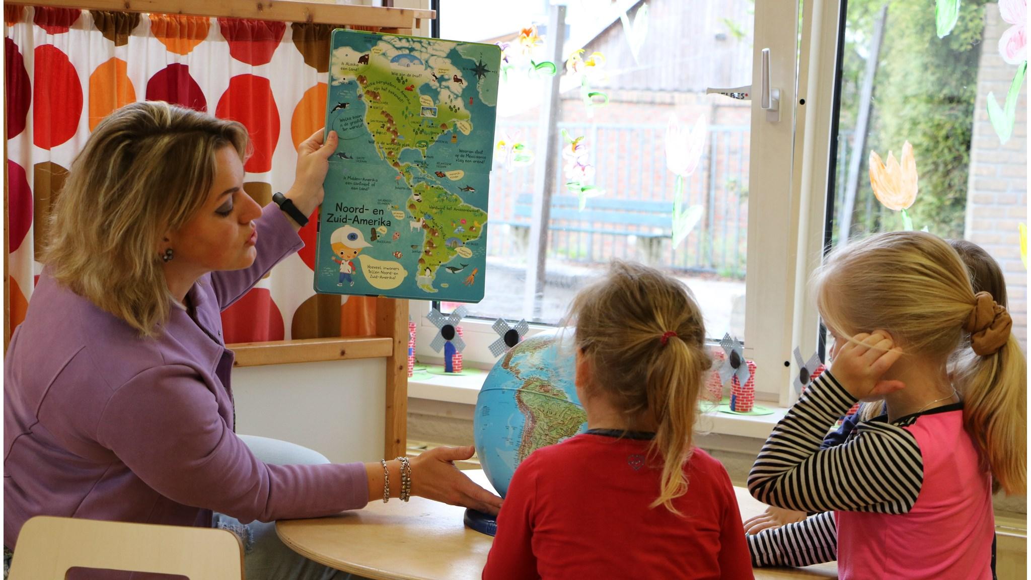 Een lerares legt een wereldkaart uit aan leerlingen in Kindcentrum De Koningsberger in Bergentheim. Een lerares legt een wereldkaart uit aan leerlingen in Kindcentrum De Koningsberger in Bergentheim.