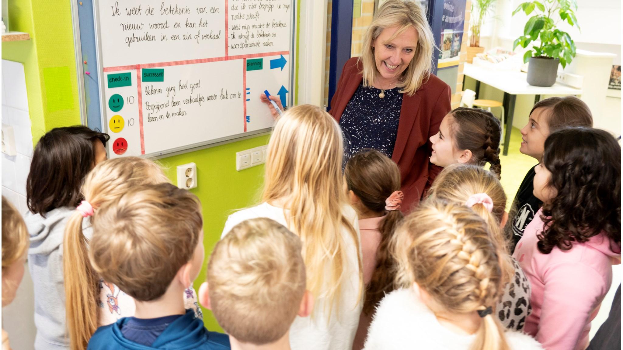 Een lerares legt iets uit aan een groep enthousiaste leerlingen op Basisschool Hoffenne in Noordwijk (Zuid-Holland). Een lerares legt iets uit aan een groep enthousiaste leerlingen op Basisschool Hoffenne in Noordwijk (Zuid-Holland).