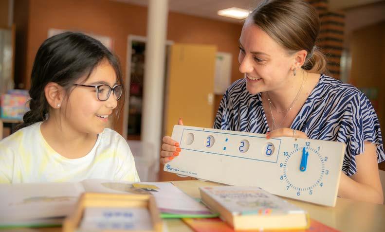 Een lerares legt iets uit aan een leerling van PCBO De Wonderboom in Amersfoort.