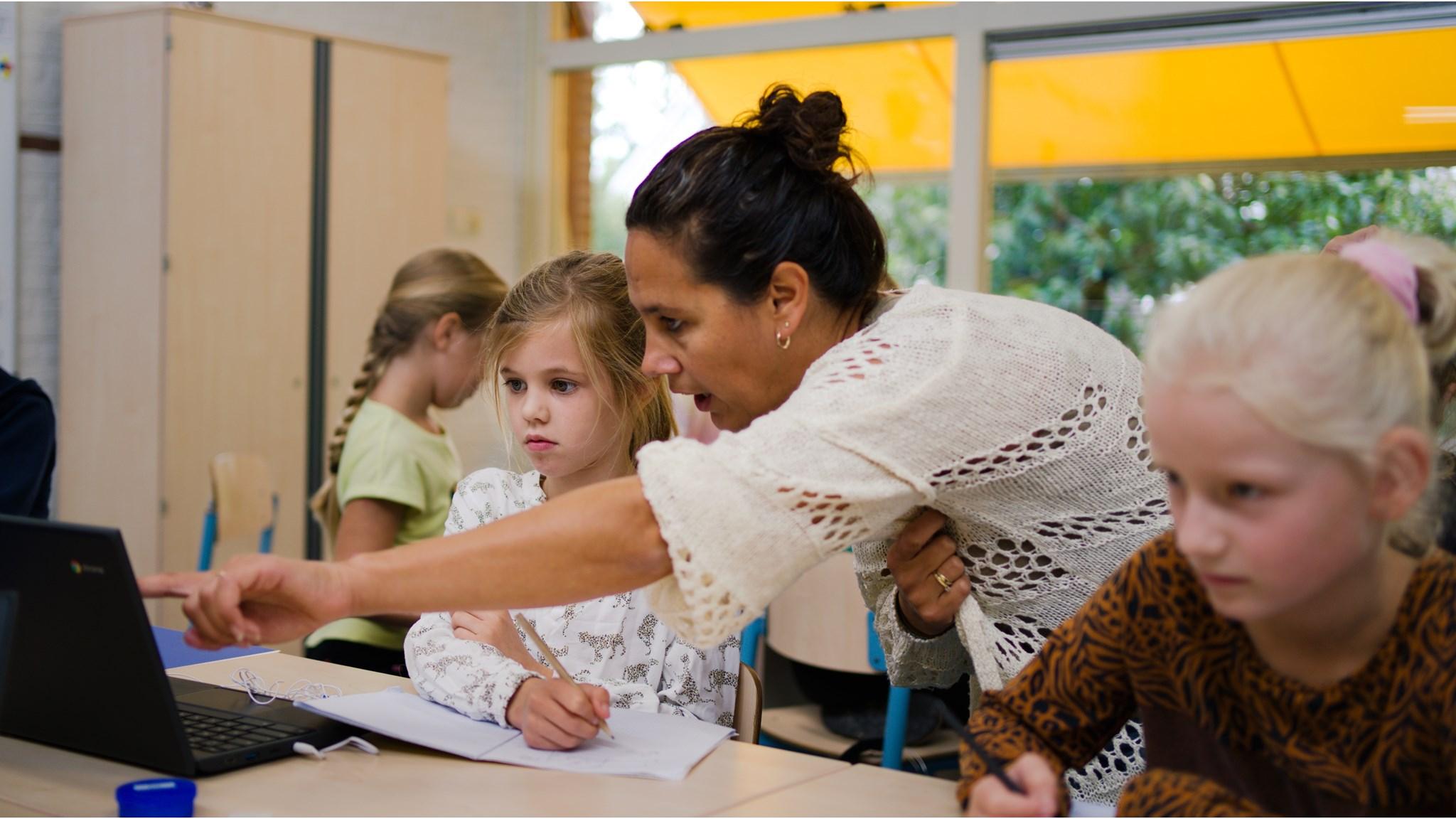 Een lerares legt iets uit aan leerlingen van Openbare Basisschool Flevosprong in Dronten. Een lerares legt iets uit aan leerlingen van Openbare Basisschool Flevosprong in Dronten.