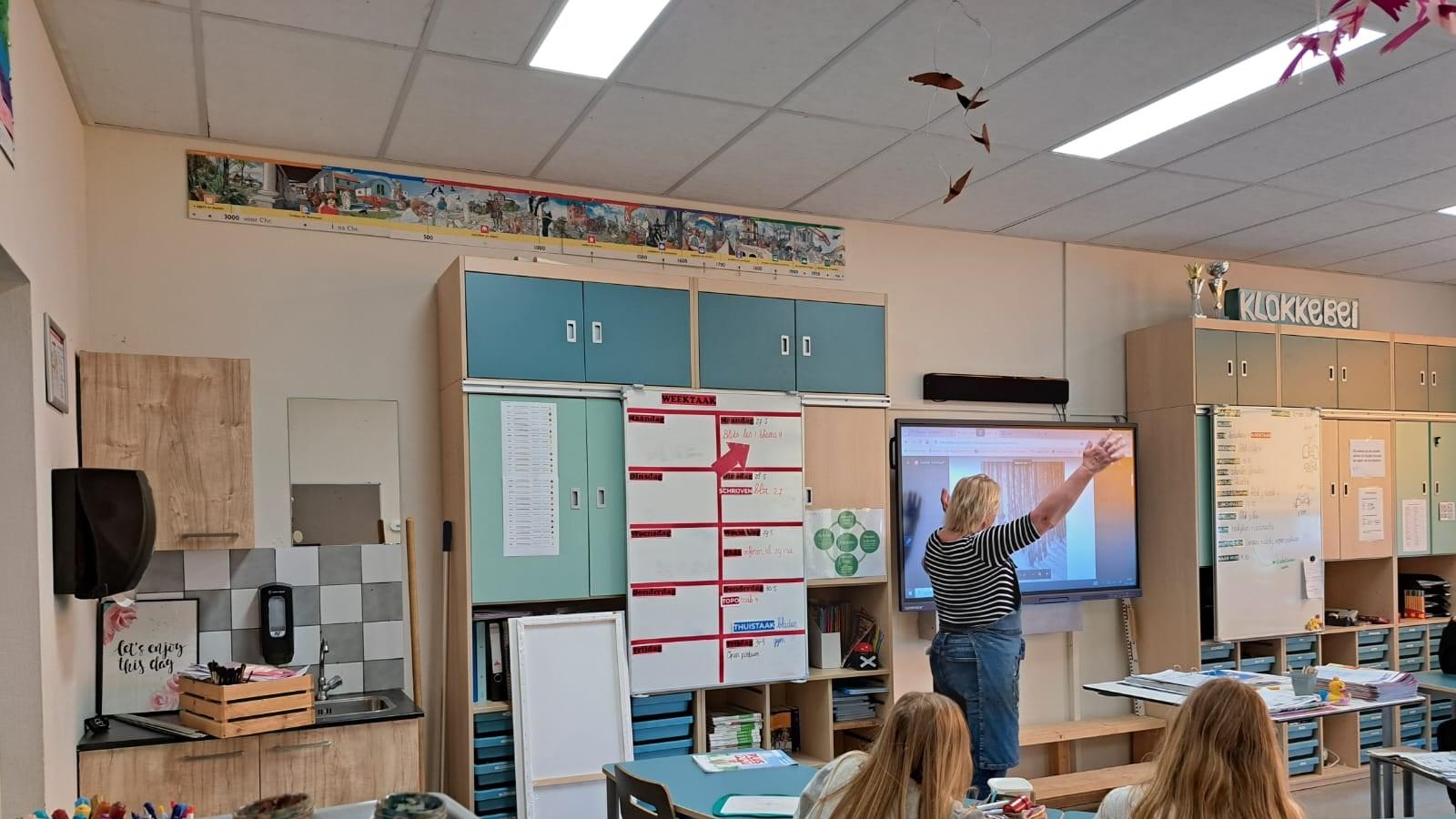 Een lerares legt lesstof uit in het klaslokaal van Openbare Basisschool De Klokkebei in Ulvenhout. Een lerares legt lesstof uit in het klaslokaal van Openbare Basisschool De Klokkebei in Ulvenhout.