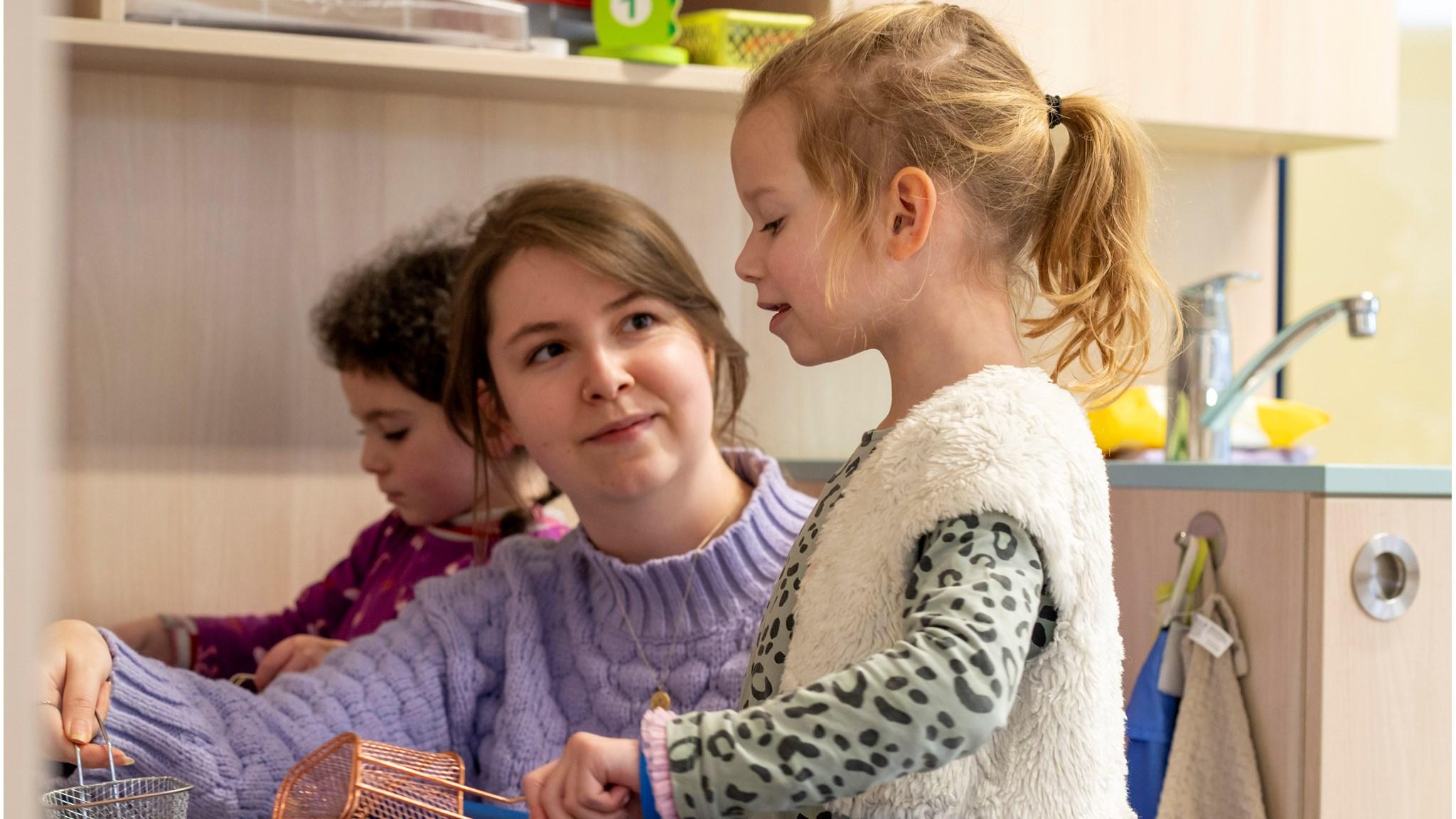 Een lerares speelt met kinderen in de klas van Basisschool Hoffenne in Noordwijk (Zuid-Holland). Een lerares speelt met kinderen in de klas van Basisschool Hoffenne in Noordwijk (Zuid-Holland).