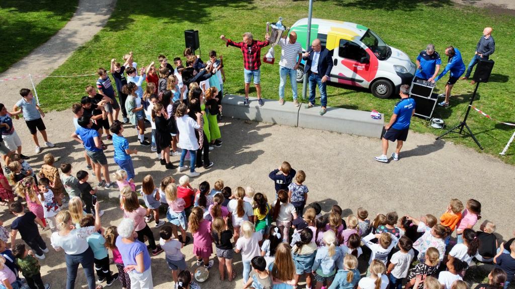 Een levendige gebeurtenis op het schoolplein van Basisschool Paus Joannes XXIII in Hengelo met veel kinderen en volwassenen die samenkomen voor een feest. Een levendige gebeurtenis op het schoolplein van Basisschool Paus Joannes XXIII in Hengelo met veel kinderen en volwassenen die samenkomen voor een feest.