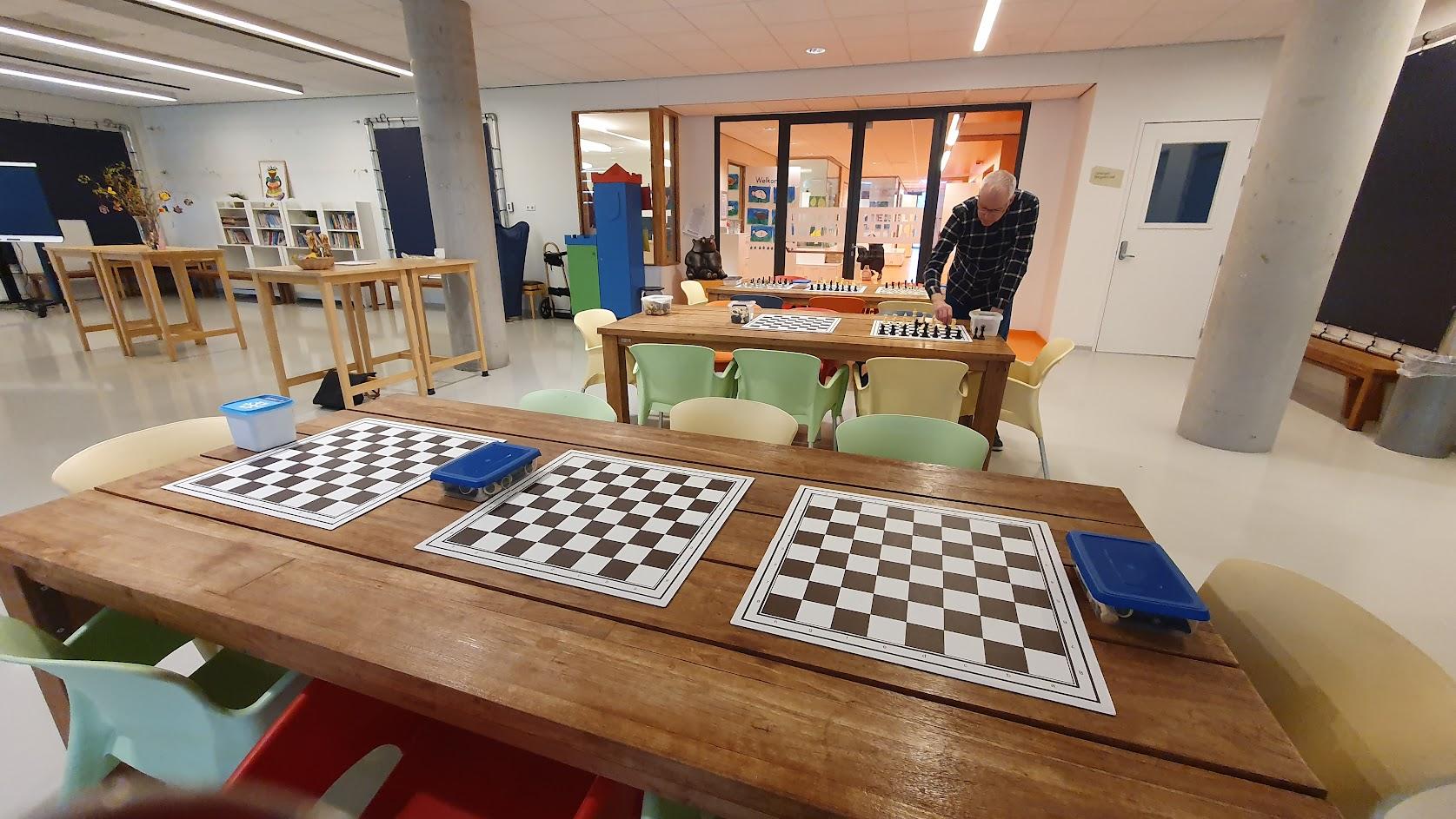 Een man organiseert schaakspellen in de speellokaal van Wereldwijs, algemeen christelijke basisschool in Bilthoven. Een man organiseert schaakspellen in de speellokaal van Wereldwijs, algemeen christelijke basisschool in Bilthoven.