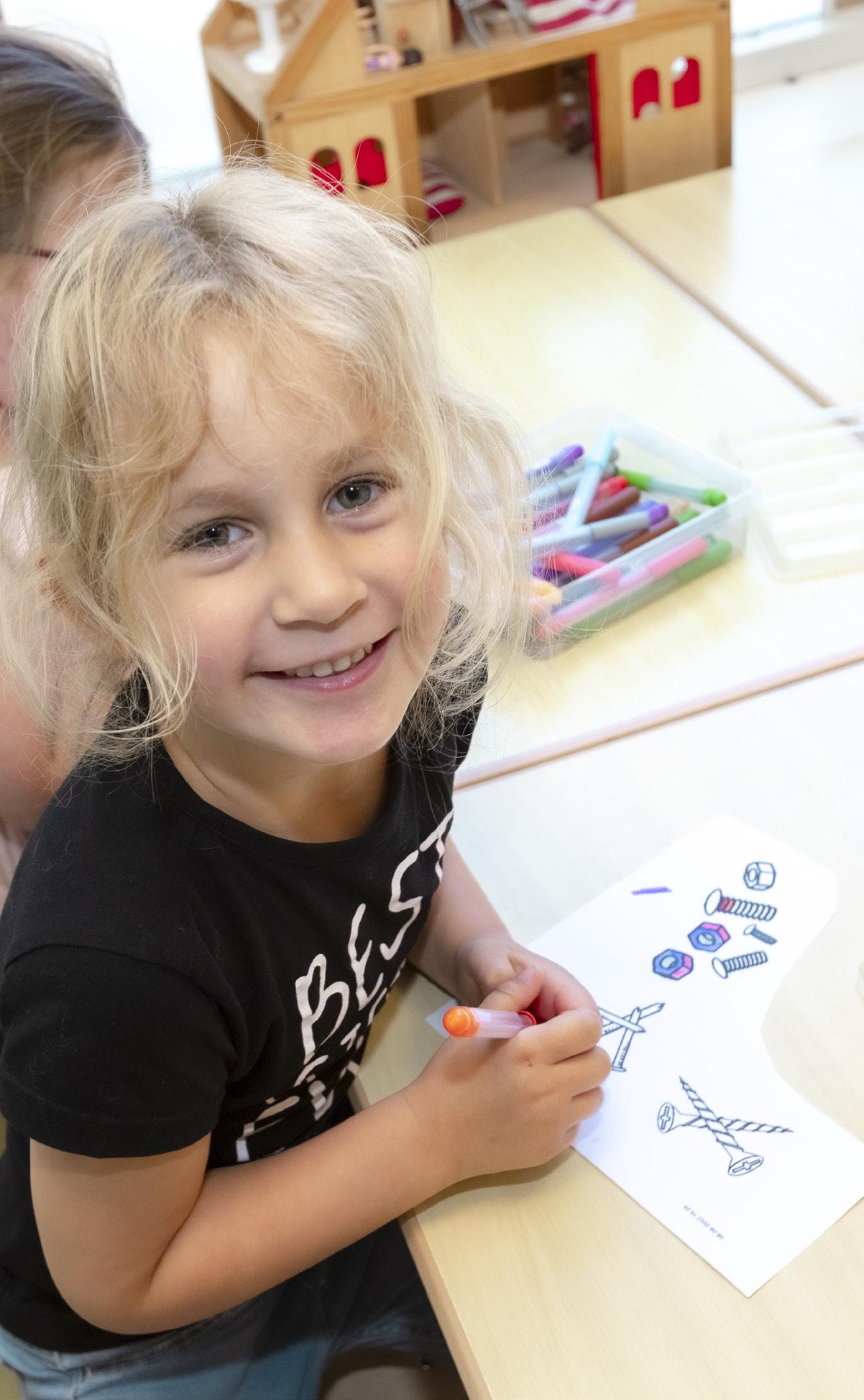 Een meisje aan de Beatrixschool, locatie Zuilenstein in Nieuwegein, is bezig met tekenen en kleuren op een schoolplein. Een meisje aan de Beatrixschool, locatie Zuilenstein in Nieuwegein, is bezig met tekenen en kleuren op een schoolplein.