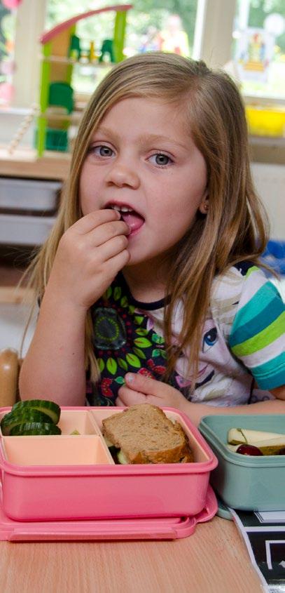Een meisje aan de Openbare Basisschool Kamperfoelie in Huizen eet van haar lunchbox. Een meisje aan de Openbare Basisschool Kamperfoelie in Huizen eet van haar lunchbox.