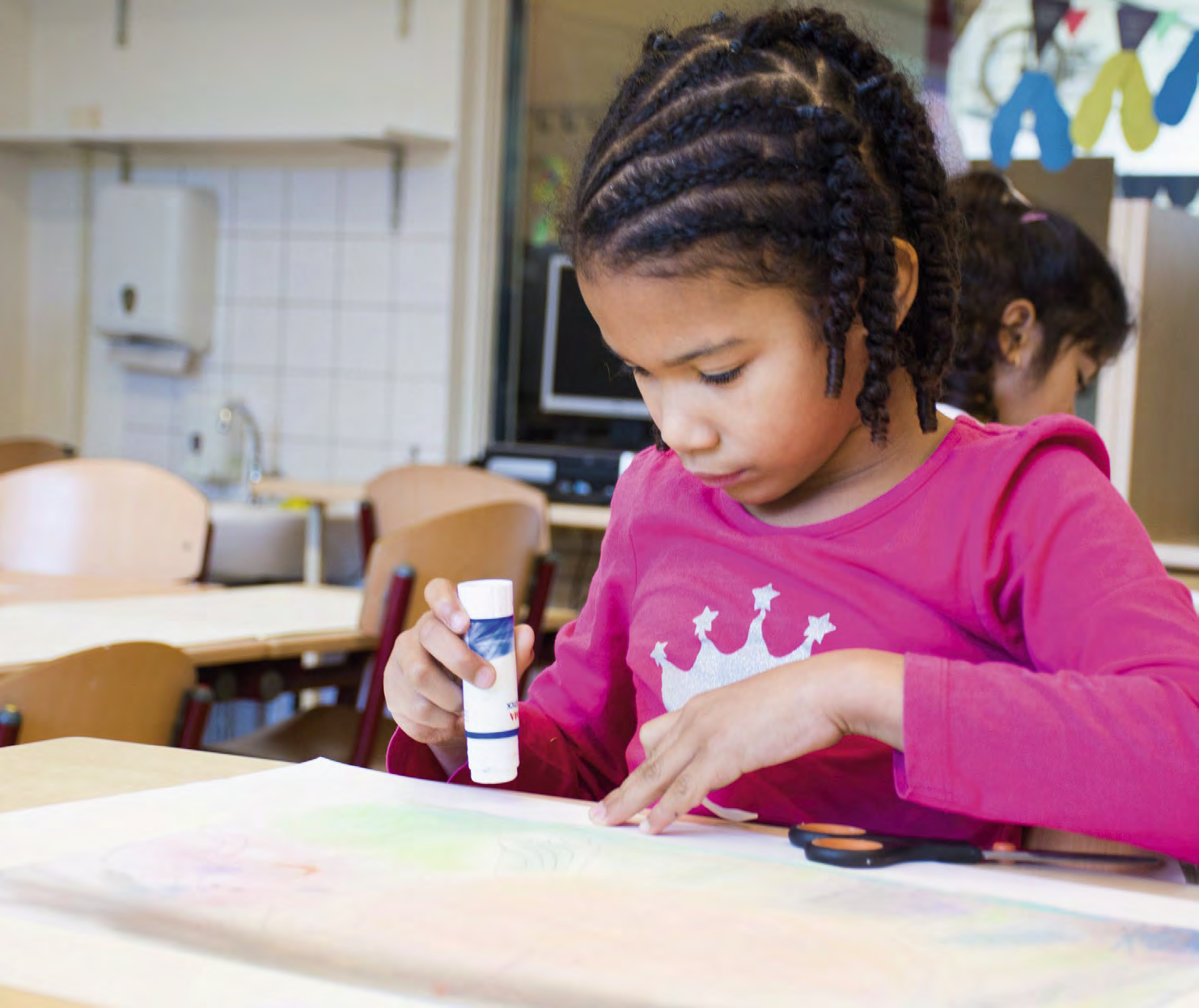 Een meisje aan het knutselen in de klas van Basisschool Toermalijn in Wormerveer. Een meisje aan het knutselen in de klas van Basisschool Toermalijn in Wormerveer.