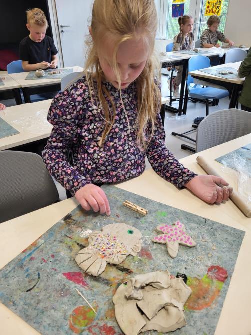 Een meisje aan het kunstwerken maken in de klas van obs De Dennenkamp in Ommen. Een meisje aan het kunstwerken maken in de klas van obs De Dennenkamp in Ommen.