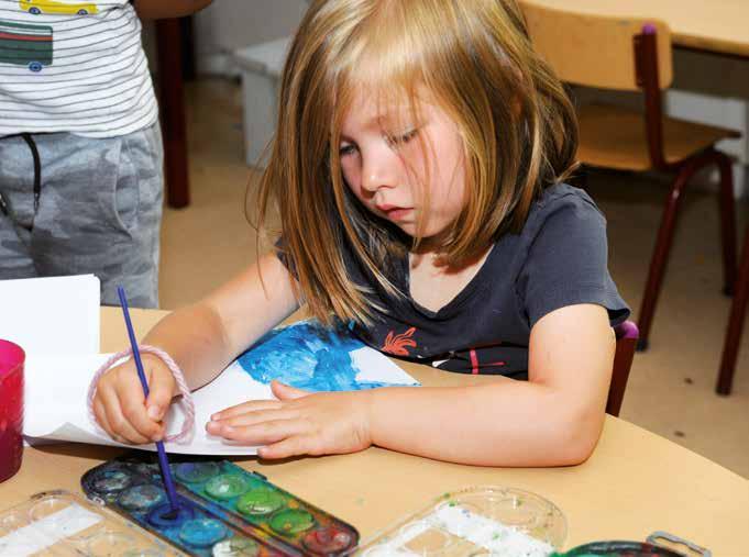 Een meisje aan het schilderen met waterverf in de Amsterdam International Community School (AICS) in Amsterdam. Een meisje aan het schilderen met waterverf in de Amsterdam International Community School (AICS) in Amsterdam.