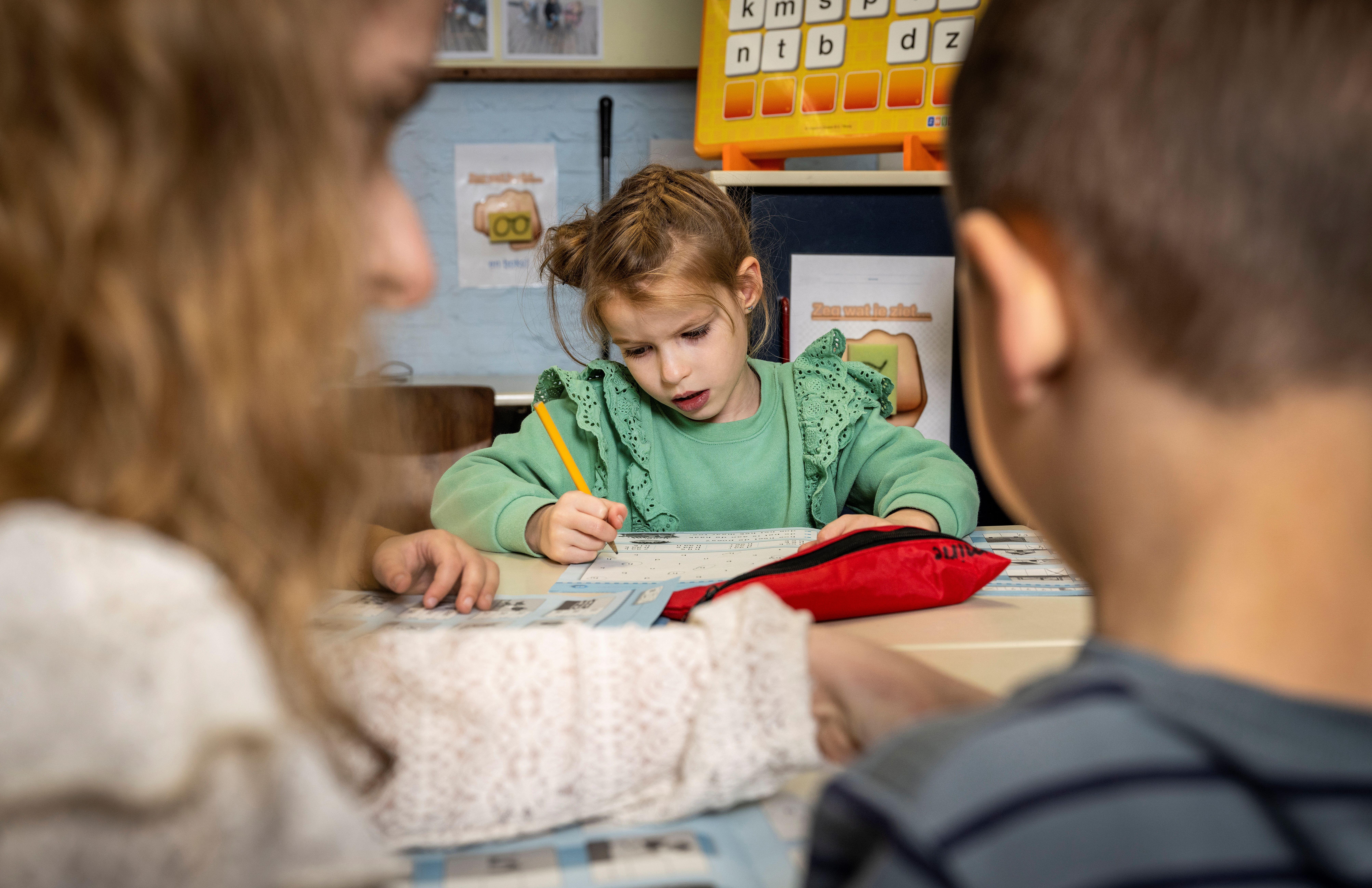 Een meisje aan het schrijven in de klas van Basisschool De Horizon in Grashoek. Een meisje aan het schrijven in de klas van Basisschool De Horizon in Grashoek.