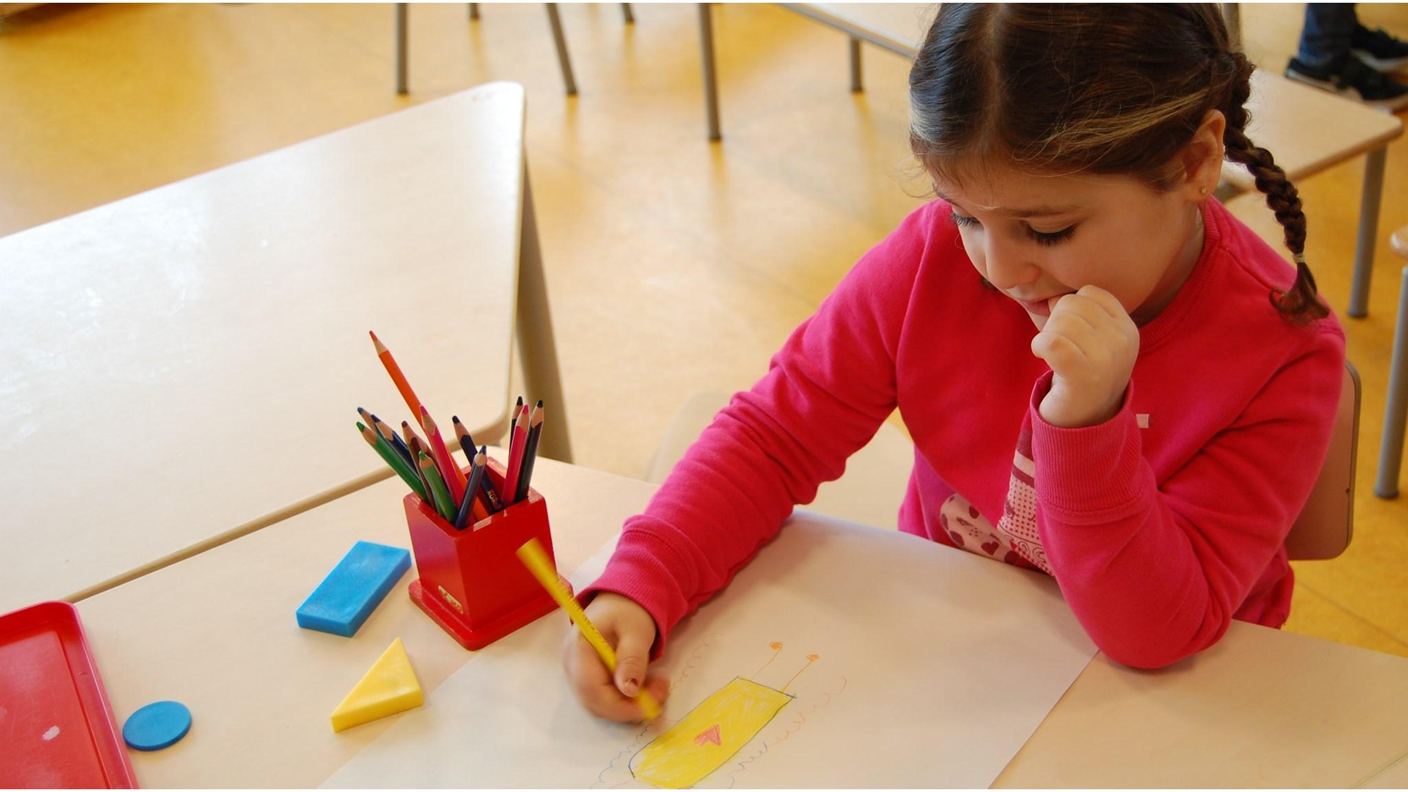 Een meisje aan het tekenen in de klas van de Oecumenische basisschool De Driemaster in Amsterdam. Een meisje aan het tekenen in de klas van de Oecumenische basisschool De Driemaster in Amsterdam.