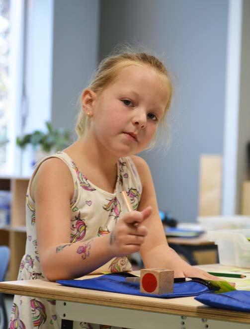 Een meisje aan het werk in de klas van Kindcentrum Theresia in Eindhoven. Een meisje aan het werk in de klas van Kindcentrum Theresia in Eindhoven.