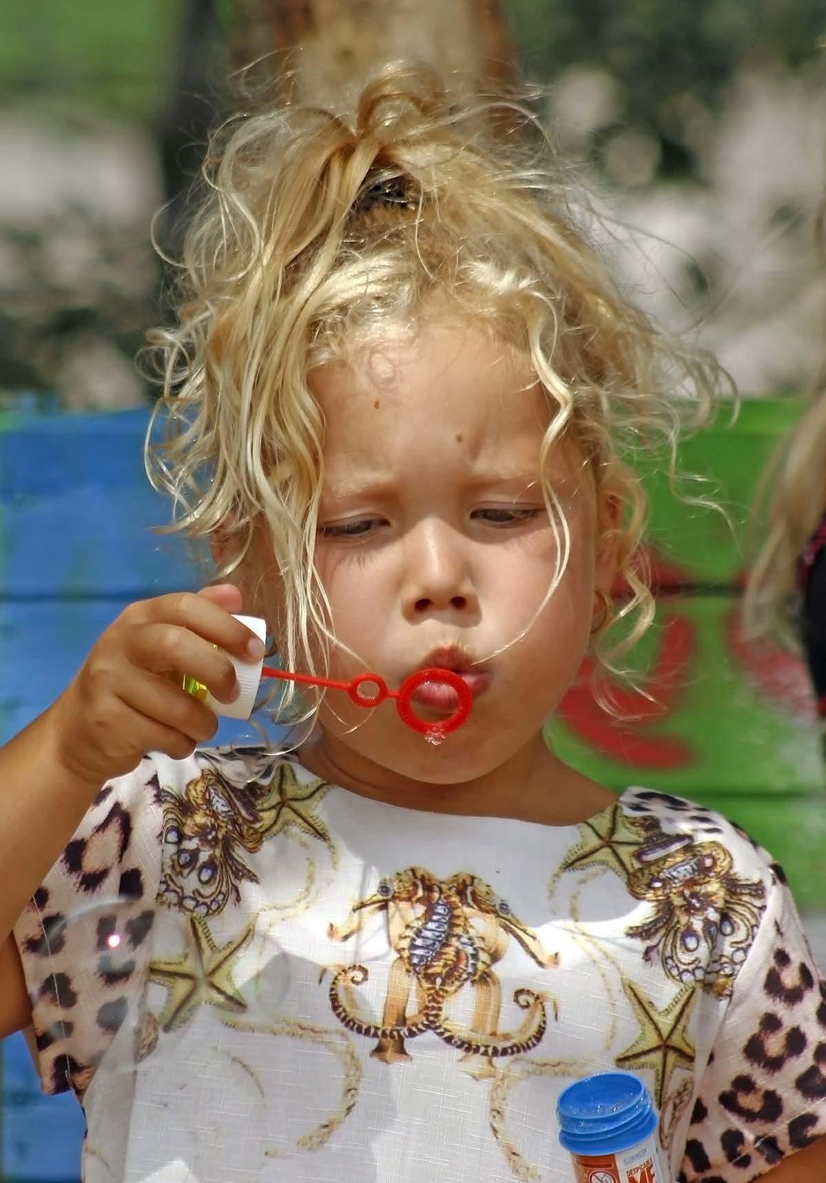 Een meisje blaast bellen op het schoolplein van Openbare basischool De Zeevonk in Zandvoort. Een meisje blaast bellen op het schoolplein van Openbare basischool De Zeevonk in Zandvoort.