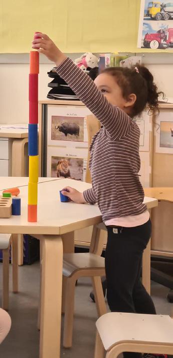 Een meisje bouwt een kleurrijke toren met blokken in de klas van christelijke basisschool De Spiegel in Den Haag. Een meisje bouwt een kleurrijke toren met blokken in de klas van christelijke basisschool De Spiegel in Den Haag.