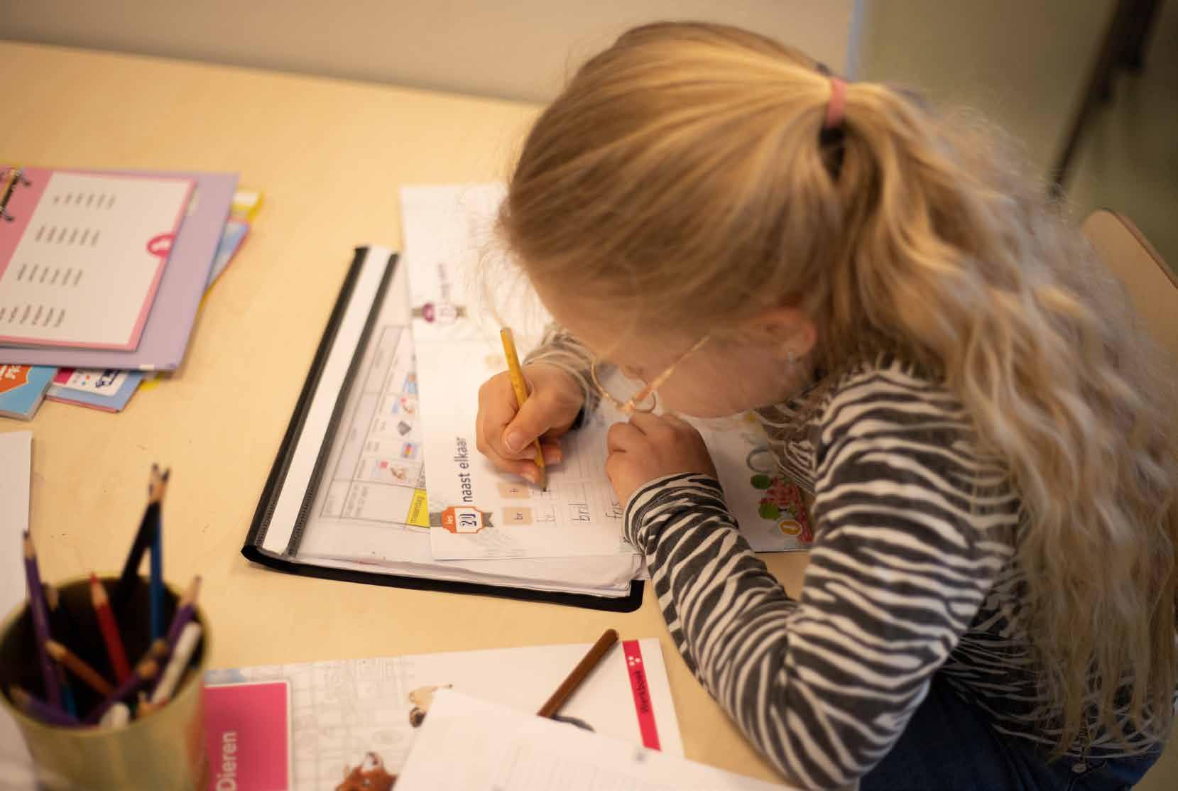Een meisje dat aan het leren is in de klas van basisschool 'Het Avontuur' in Hoef en Haag.