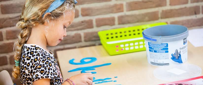 Een meisje dat creatieve activiteiten doet met verf op de P.C. basisschool De Parkschool in Amersfoort. Een meisje dat creatieve activiteiten doet met verf op de P.C. basisschool De Parkschool in Amersfoort.