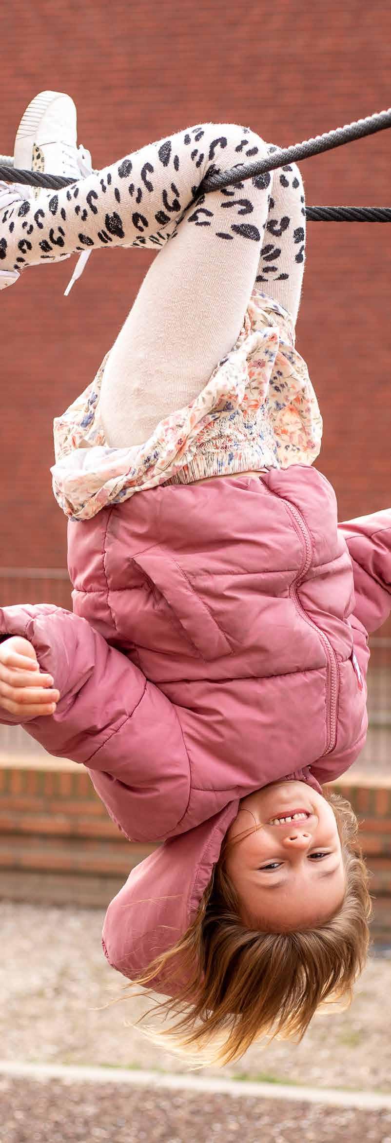 Een meisje dat plezier heeft op het schoolplein van Het Avontuur in Hoef en Haag.