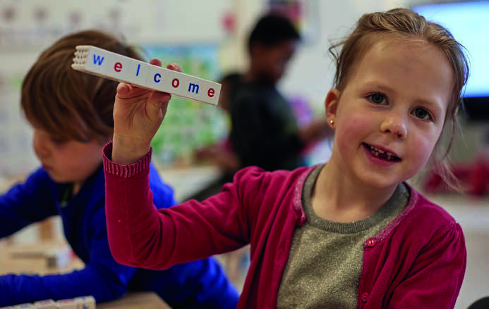 Een meisje heet iedereen welkom op Openbare Basisschool De Piramide in Ridderkerk. Een meisje heet iedereen welkom op Openbare Basisschool De Piramide in Ridderkerk.