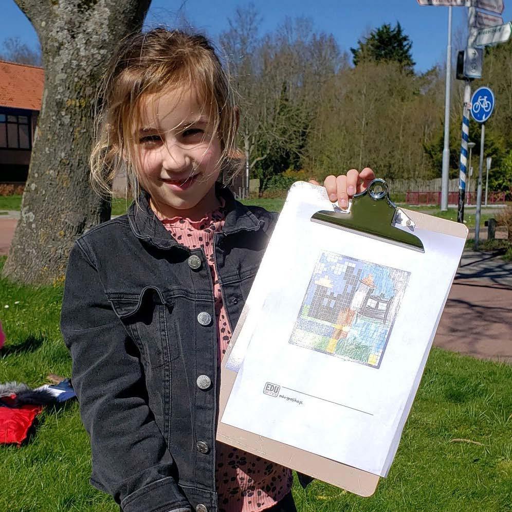 Een meisje houdt een tekening vast in het schoolplein van Palmenhof in Middelburg. Een meisje houdt een tekening vast in het schoolplein van Palmenhof in Middelburg.