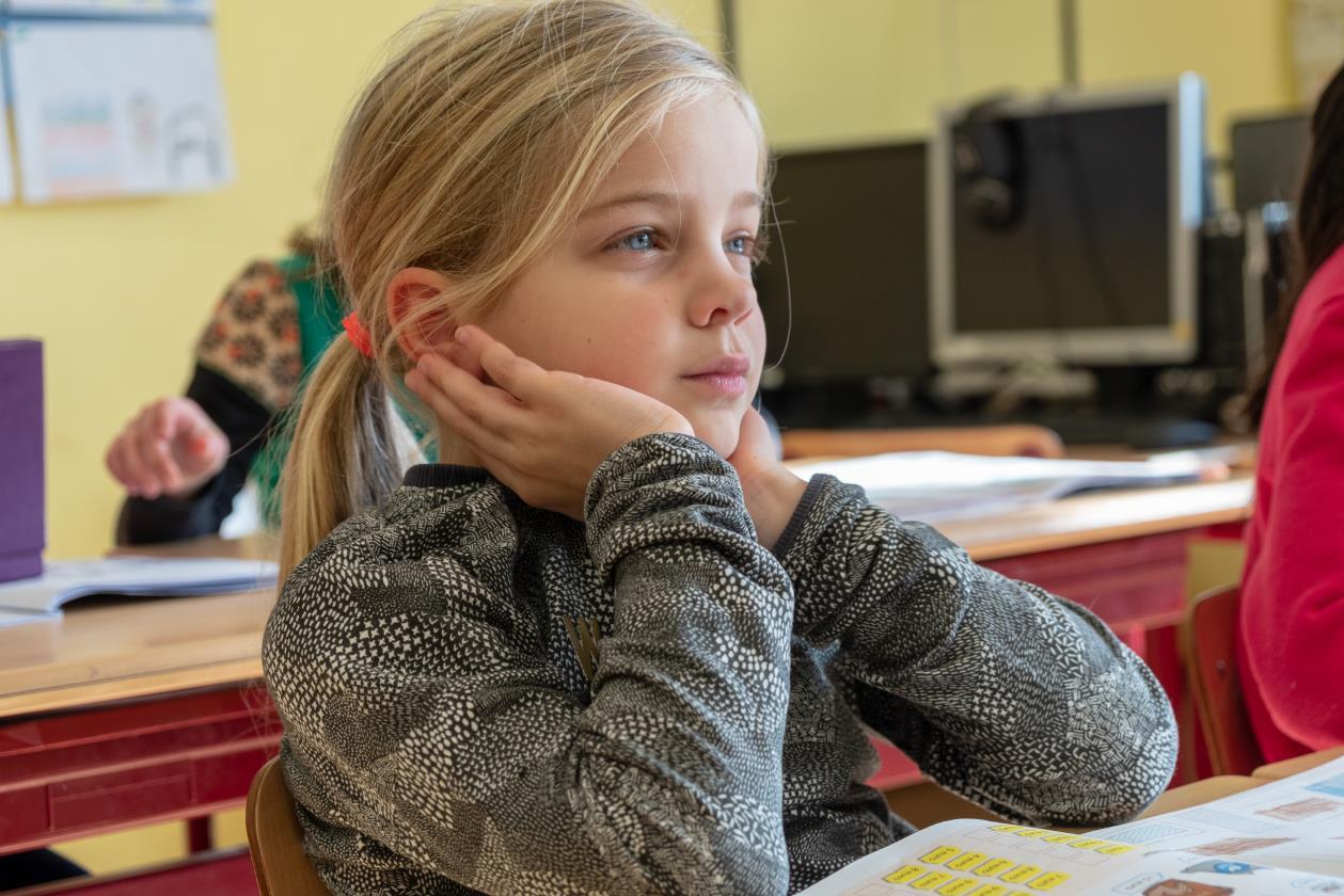 Een meisje in de klas van RK Basisschool St Anna in Zundert, diep in gedachten en met haar handen op haar gezicht. Een meisje in de klas van RK Basisschool St Anna in Zundert, diep in gedachten en met haar handen op haar gezicht.