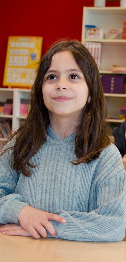 Een meisje in een klaslokaal van Openbare Basisschool Kamperfoelie in Huizen. Een meisje in een klaslokaal van Openbare Basisschool Kamperfoelie in Huizen.
