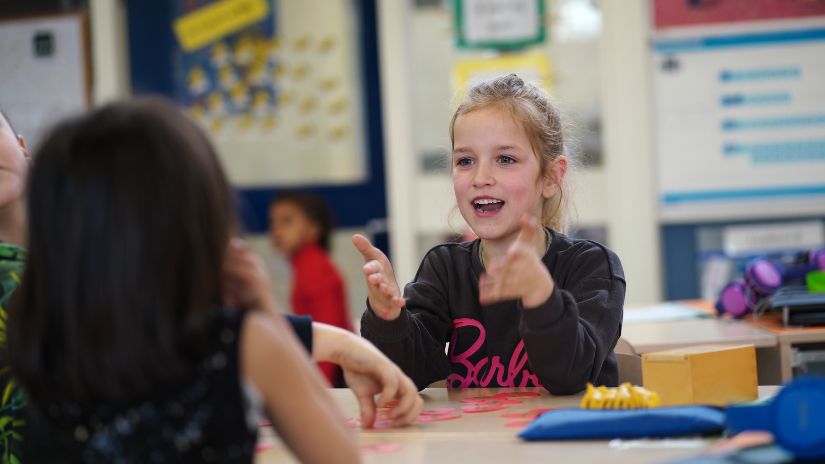 Een meisje is aan het praten met klasgenoten tijdens een activiteit in De Duykeldam in Swifterbant. Een meisje is aan het praten met klasgenoten tijdens een activiteit in De Duykeldam in Swifterbant.