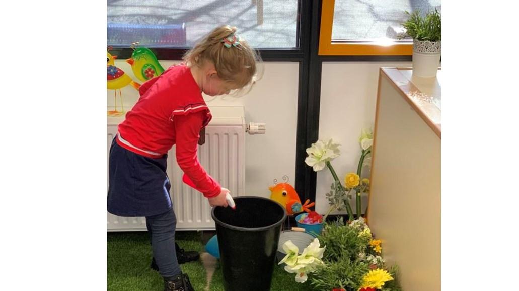 Een meisje is bezig met een activiteit in het klaslokaal van De Wendakker in Oldenzaal. Een meisje is bezig met een activiteit in het klaslokaal van De Wendakker in Oldenzaal.