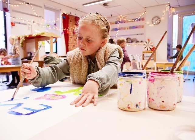 Een meisje is bezig met schilderen op Christelijke Basisschool Avonturijn in Hilversum. Een meisje is bezig met schilderen op Christelijke Basisschool Avonturijn in Hilversum.