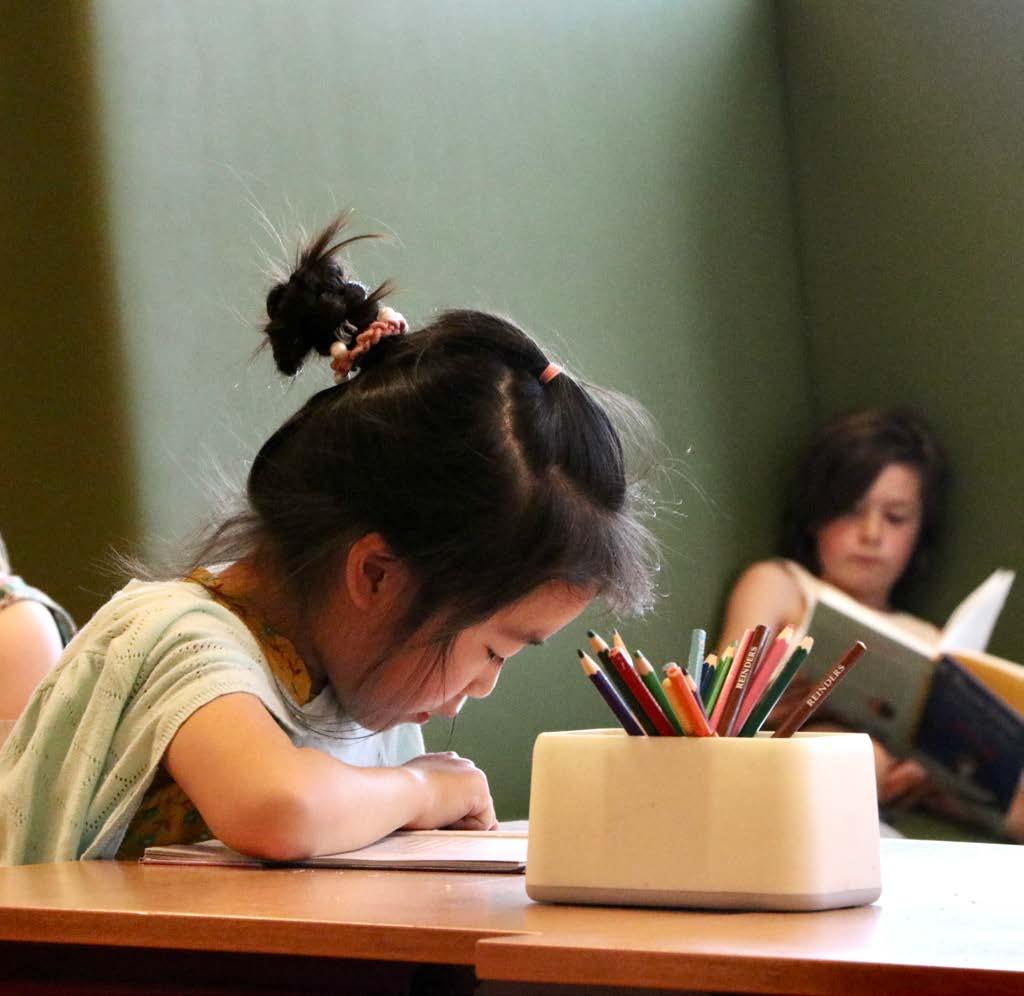 Een meisje leest aandachtig in de klas van Kindcentrum Theresia in Eindhoven. Een meisje leest aandachtig in de klas van Kindcentrum Theresia in Eindhoven.
