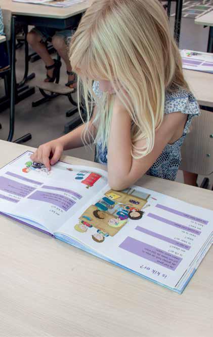 Een meisje leest een boek in de klas van De Vlindertuin in Voorthuizen. Een meisje leest een boek in de klas van De Vlindertuin in Voorthuizen.