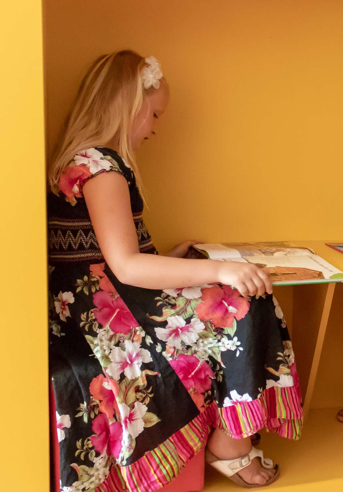 Een meisje leest een boek in een kleurrijke hoek op Openbare Basisschool De Zeevonk in Zandvoort. Een meisje leest een boek in een kleurrijke hoek op Openbare Basisschool De Zeevonk in Zandvoort.