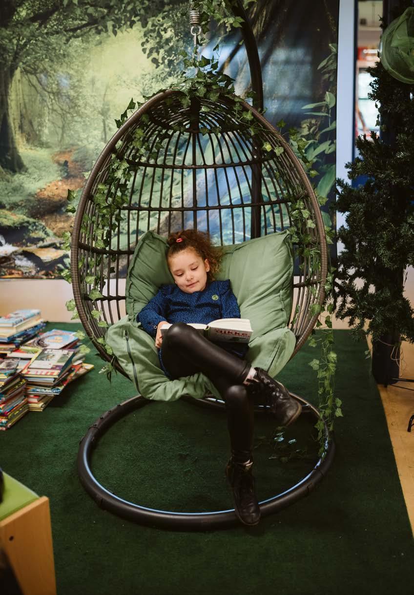 Een meisje leest een boek in een speciale stoel in de Openbare Basisschool De Bogerd in Rossum (Gelderland). Een meisje leest een boek in een speciale stoel in de Openbare Basisschool De Bogerd in Rossum (Gelderland).