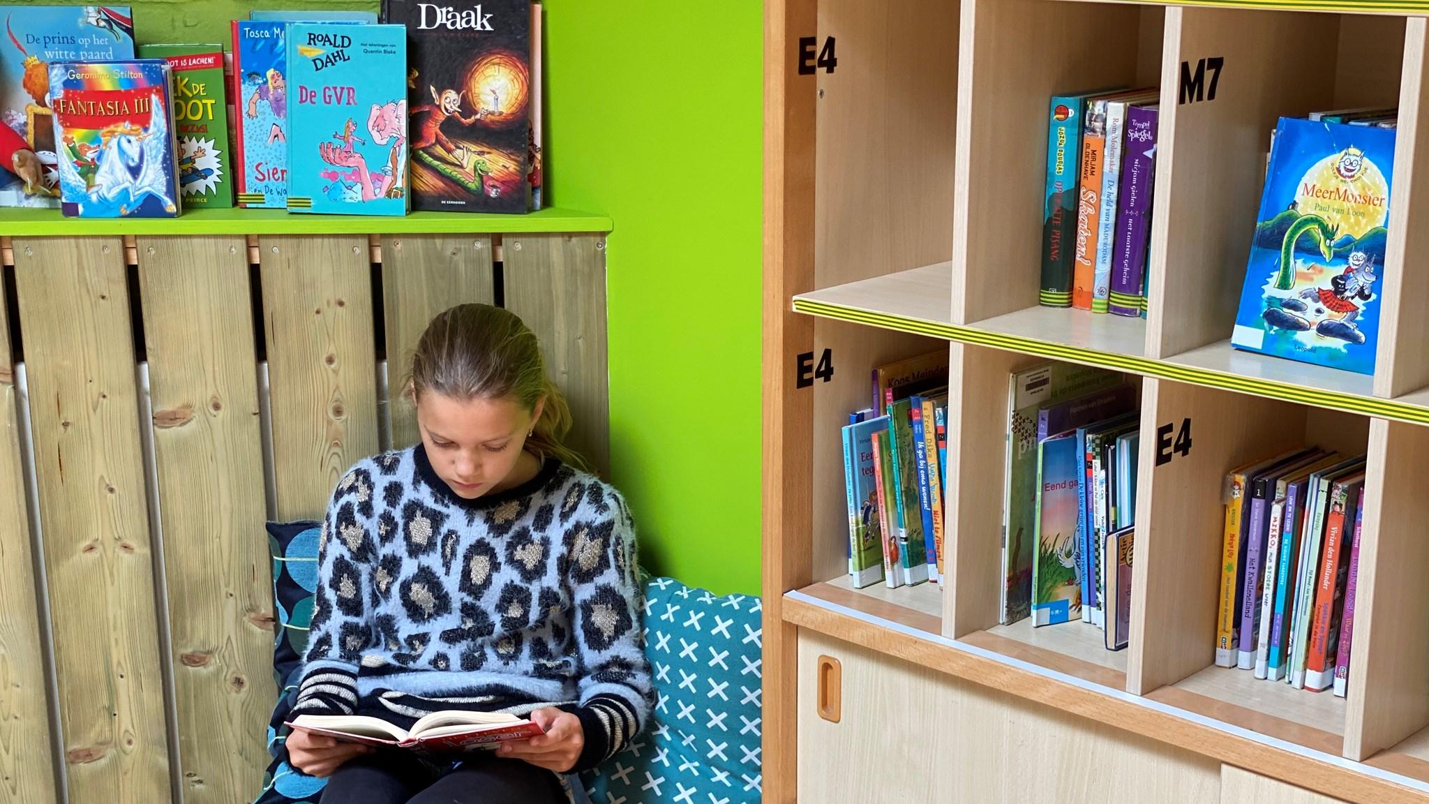 Een meisje leest een boek in Kindcentrum De Bussel in Blokker. Een meisje leest een boek in Kindcentrum De Bussel in Blokker.