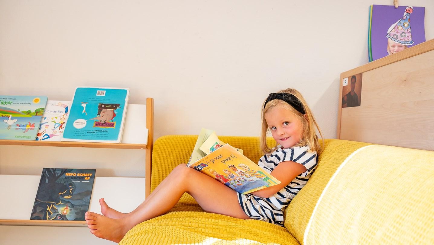 Een meisje leest een boek op een bank in Daltonschool Willibrordus in Ruurlo. Een meisje leest een boek op een bank in Daltonschool Willibrordus in Ruurlo.