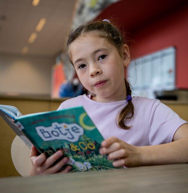 Een meisje leest een boek op 'Synergieschool St Alfonsus voor basisonderwijs' in Roermond. Een meisje leest een boek op 'Synergieschool St Alfonsus voor basisonderwijs' in Roermond.
